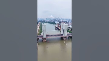 De eerste op-en-neer-brug van Wuhan is er #amazingchina #chinesebridge #bridge #ypwshort #wuhan