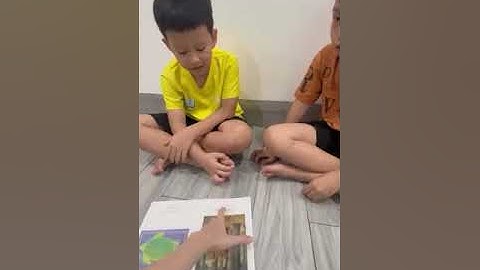 Tiếng Anh Giao Tiếp Thiếu Nhi Tại Phan Thiết: Kun and Danny reading a book called Big