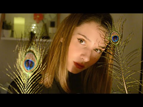 ASMR FRANÇAIS - Des frissons jusqu’aux tympans 💛 avec des plumes de paon (rime)
