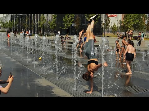 Wet girl and fountain acrobatics! / Мокрая девушка и фонтанная акробатика !