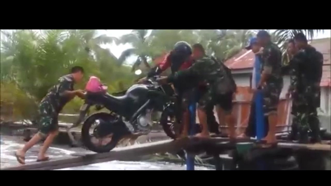 Video Lucu TNI Terseret Banjir Saat Dorong Motor YouTube