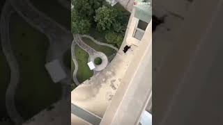 Meu terno caiu no parapeito do prédio, 5 andares para baixo, zelador disse não tem como pegar!