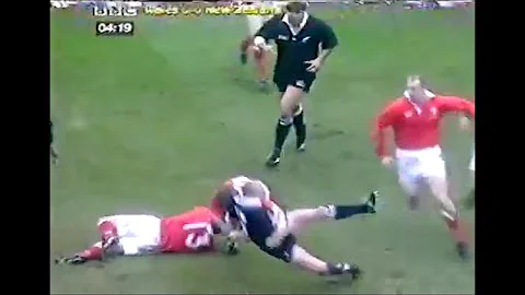 Christian Cullen runs into thunderous Scott Gibbs ...