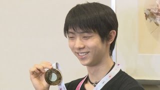 世界最高得点の羽生帰国 金メダル手に笑顔