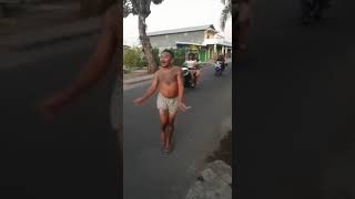 orang gila joget di jalan