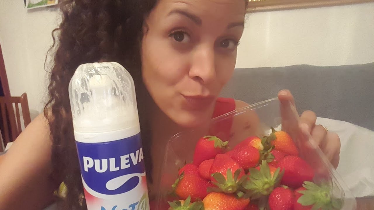 ASMR Eating Sounds: Strawberries with Cream 🍓