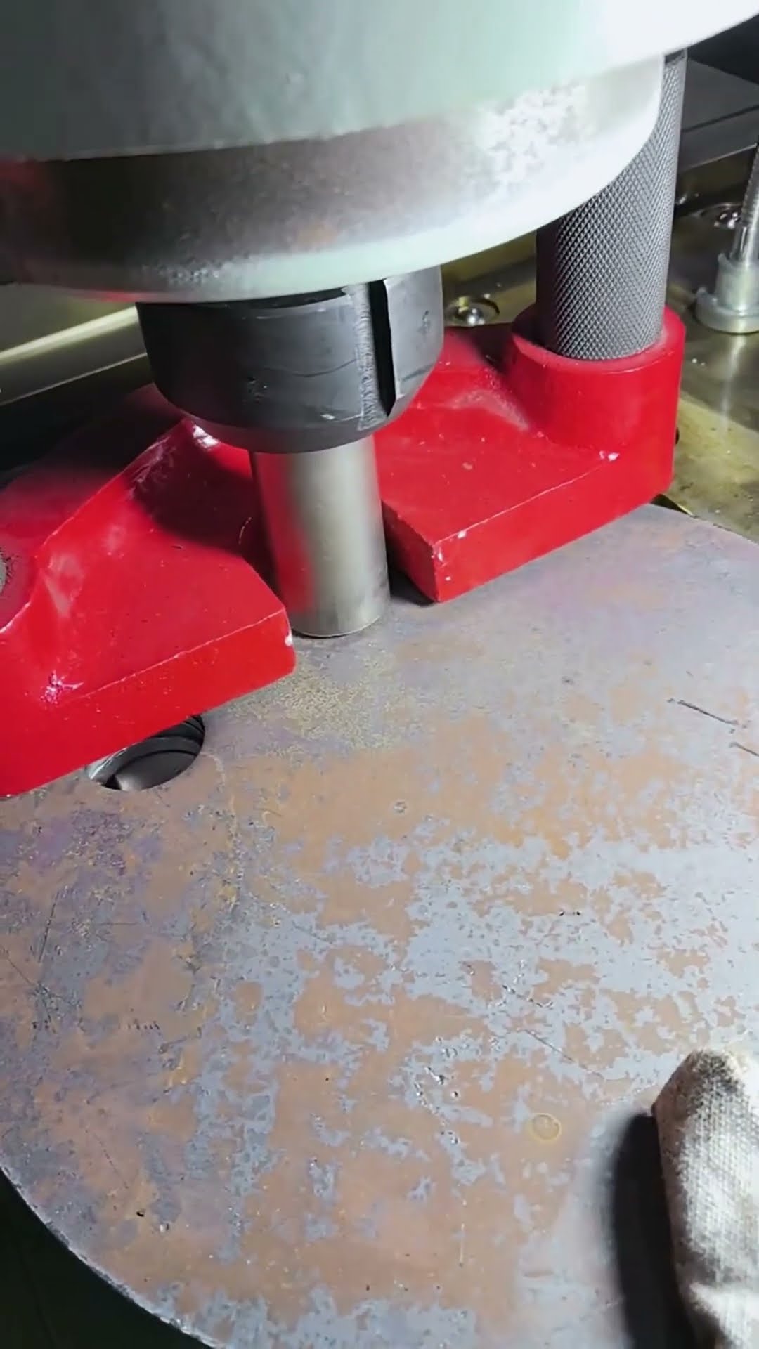 Hydraulic punching process of thick steel plate- Good tools and machinery make work easy