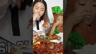 Vừa mukbang ghẹ sống sốt cay Hàn Quốc vừa tâm sự! Hãy luôn để ý và đồng hành cùng con các mẹ nhé!