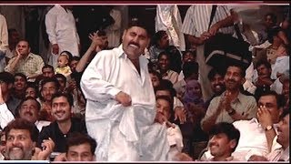 Fan's funny dance on Attaullah Khan Esakhelvi song