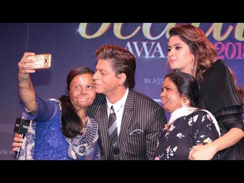 Shah Rukh Khan Emotional Moment with Fans  SRK  Most Humle Superstar 