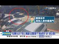 車門沒關&quot;狂叭&quot;猛撞! 騎車&quot;摔到輪下&quot;滾地驚險逃!│中視新聞 20240303