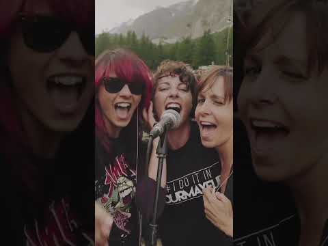 Here’s to Gary ‘Mani’ Mounfield 💔.“Rocks” by Prima Scream, performed by 1,000 musicians