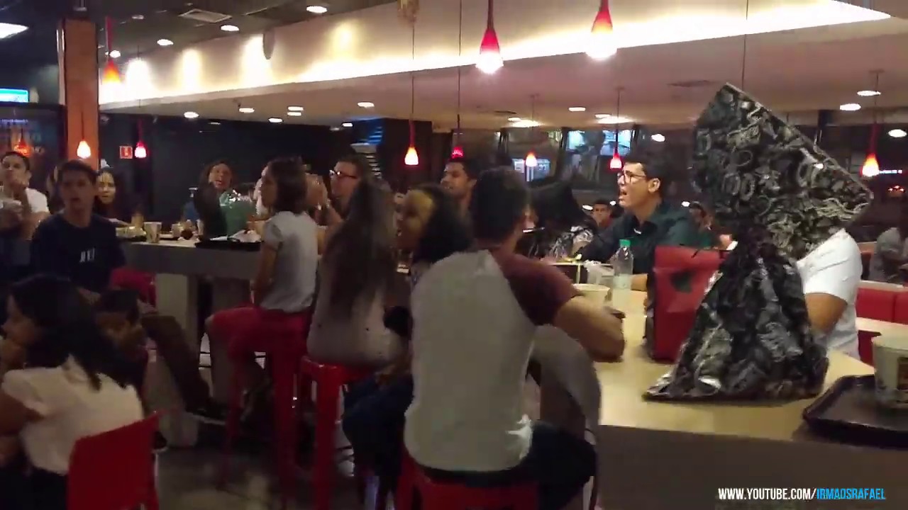 OLHA SÓ ESSES JOVENS NO BURGUER KING CANTANDO 