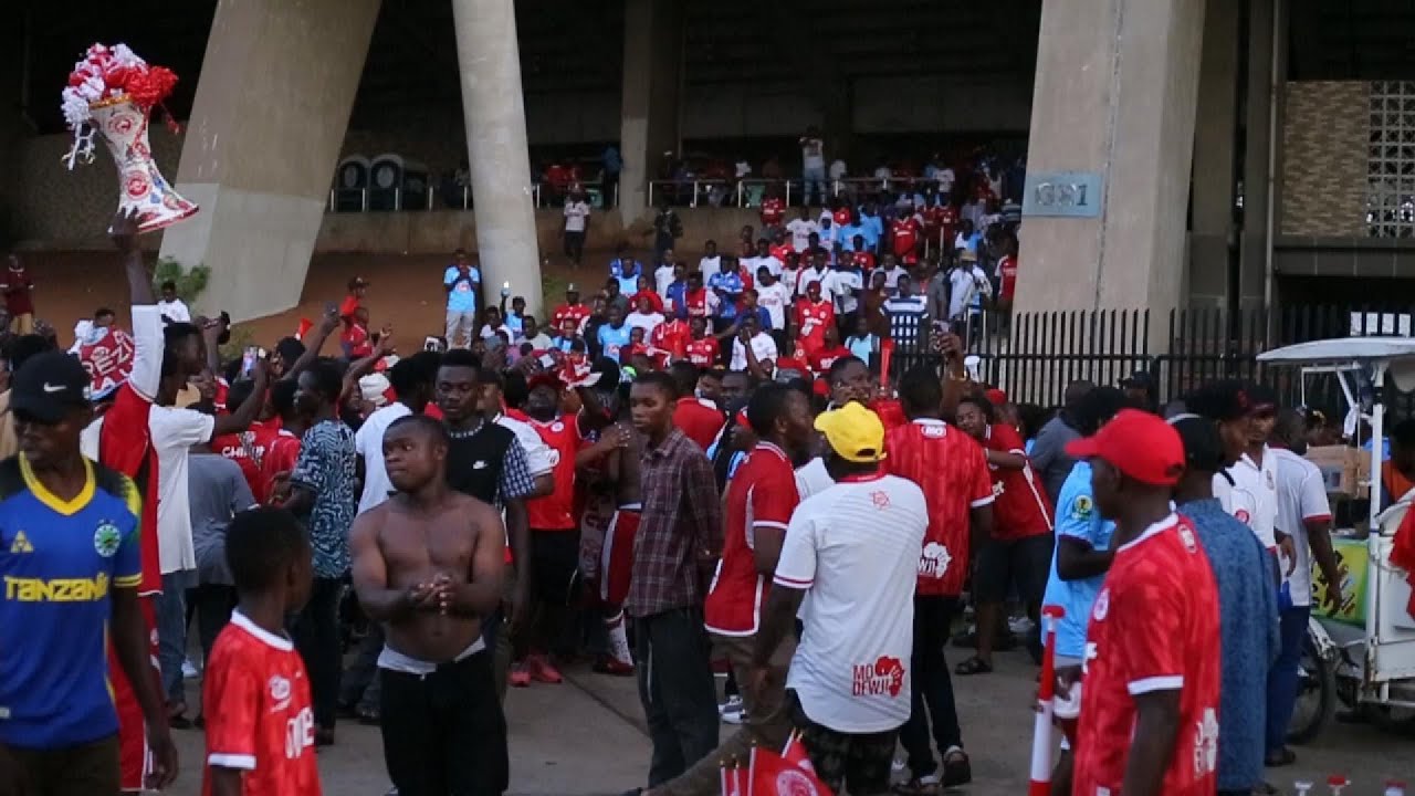 SHANGWE LA MASHABIKI WA SIMBA BAADA YA KUWAFUNGA CS SFAXIEN - YouTube