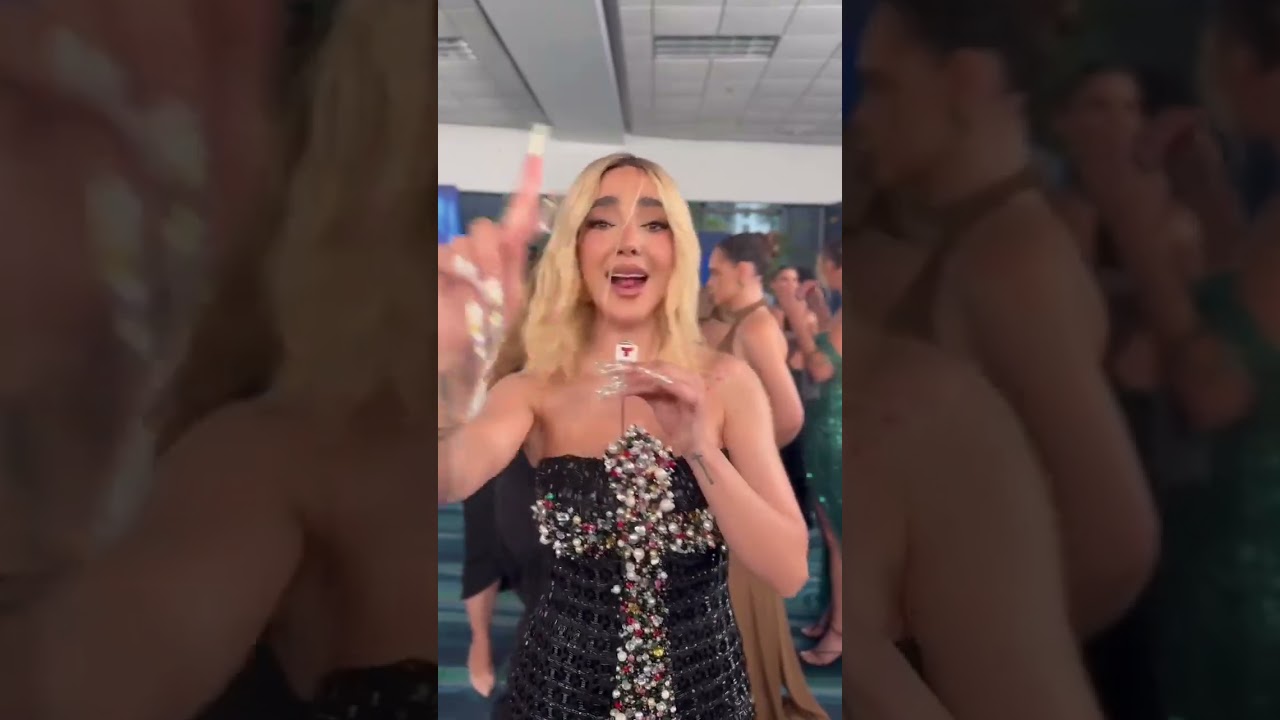 💅🐆 Manelyk entra pisando fuerte y con un look de chica blondie 💁♀️ #PremiosBillboard2025