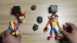 Crash Bandicoot Deluxe Figure with Aku Aku Mask Bootleg and the original from Neca