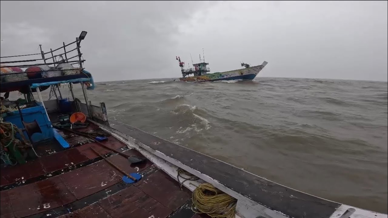 वादळ वाऱ्यामुळे बोटीत झाला पाणी. बोट घेऊन गेलो खाडीमध्ये. Mumbai India fishing