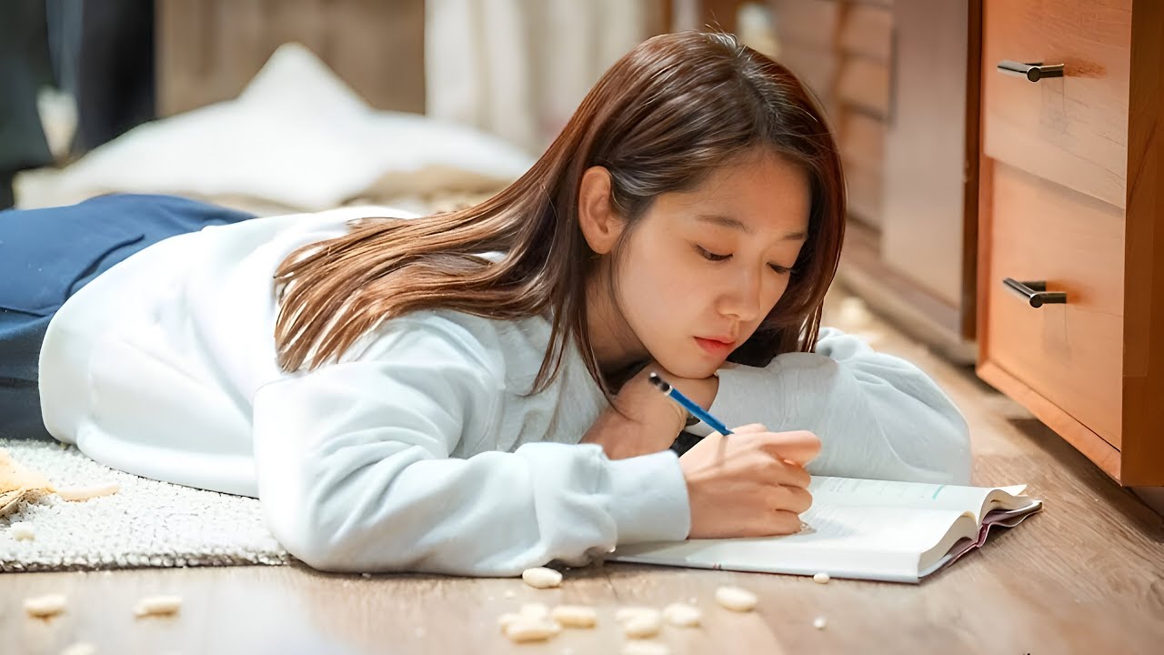 بنت تدرس ع مدار 24 ساعة وتأكل الاكل السريع حتى لا يضيع وقتها وبسبب هذا الشيء تدخل بمشاكل مع زملائها