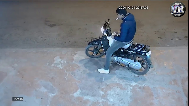 Carro sobe a calçada e atropela motociclista.