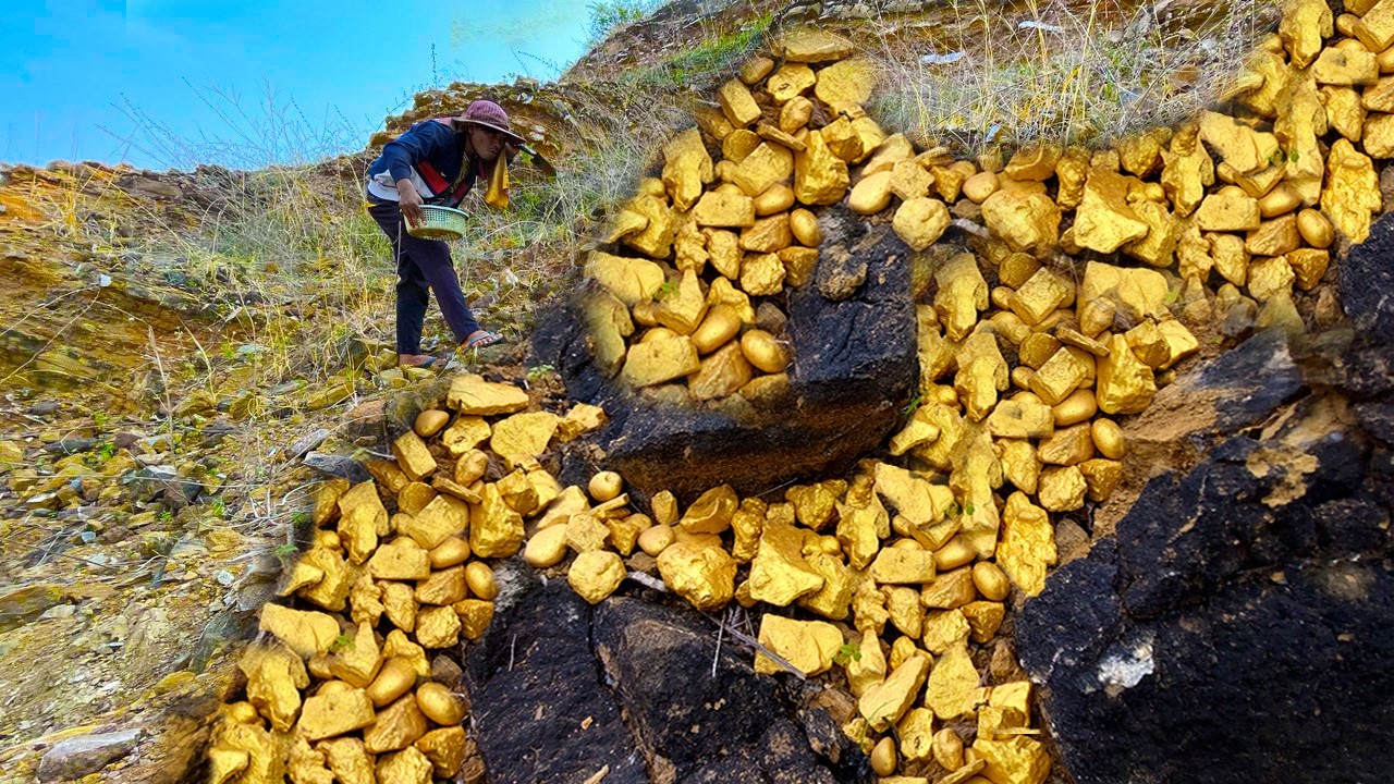 wow amazing finding! a gold hunter found a lot of gold treasure  at mountain