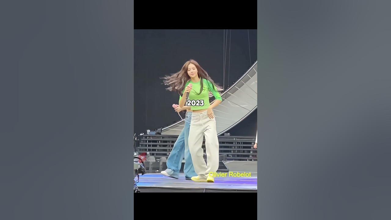Lisa couldn't stop smiling as Rosé performed her choreography!!😂😂 #blackpink