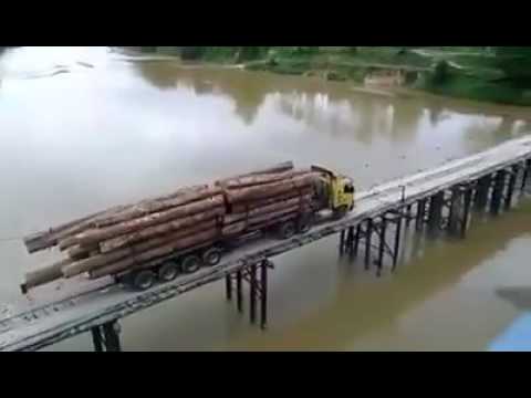 Supir Truk  Nyali Besar  Sebrangi Jembatan Kayu  dengan 