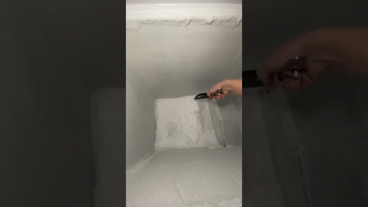 SCRAPING AND EATING FREEZER FROST #frezzerfrost #ice #snow #mukbang #food #crunchyfrost #frostyice