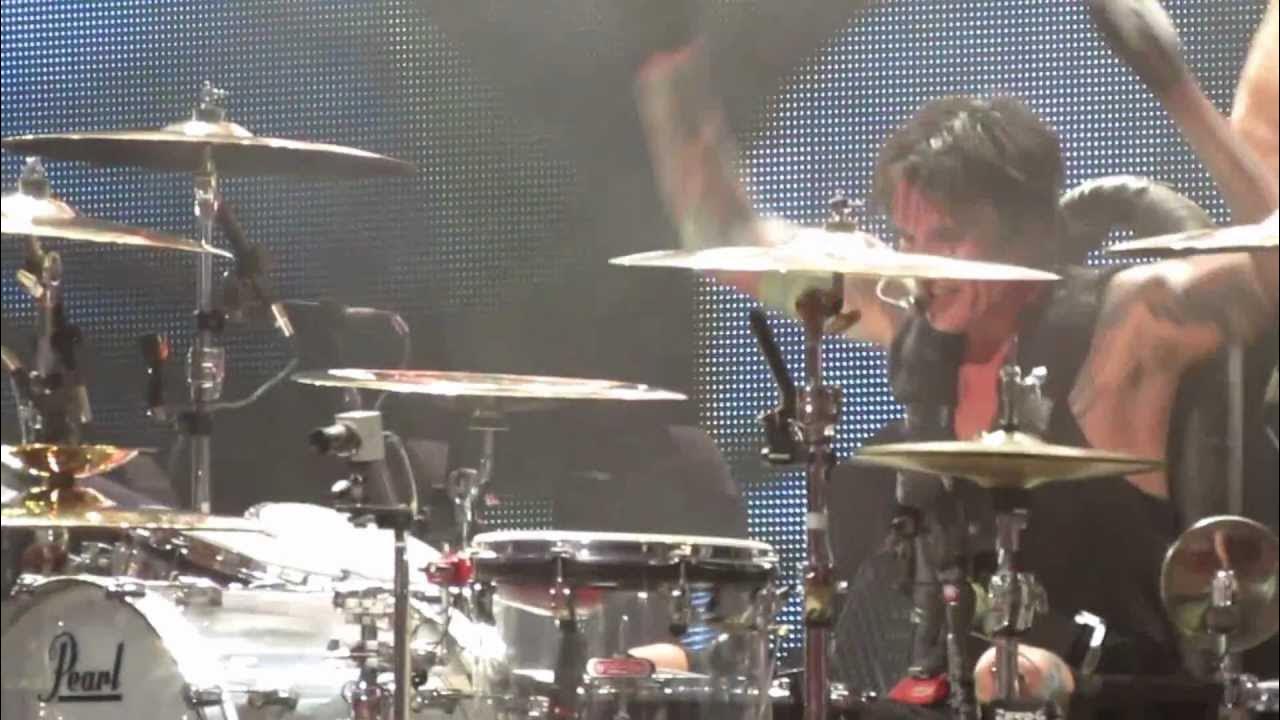 Tommy Lee ( Motley Crue ) playing solo drums upside down, Tampa , July 2012  - YouTube