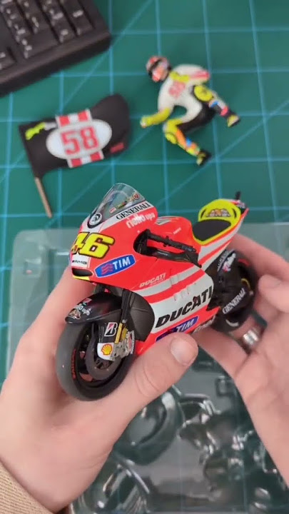 Miniatur motor GP Ducati “ Marco Simoncelli “