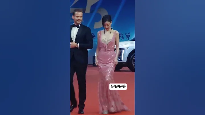 倪妮 身着Gucci定制粉色礼服裙，佩戴REVERSO SECRET NECKLACE 翻转系列项链表亮相(第二十五届上海国际电影节)红毯。倪妮好美好优雅！#倪妮气质 - 天天要闻
