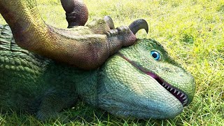 ديناصور ضعيف ضاع من أبوه وبيضطر انه يواجه ديناصورات عملاقة عشان ينجو بحياته Dino King