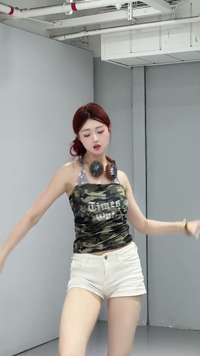 Semakin kamu menggoyangkannya, semakin kamu merasakannya. #EmmaShake #Danceonthebeat #Slowshake #TikTokda