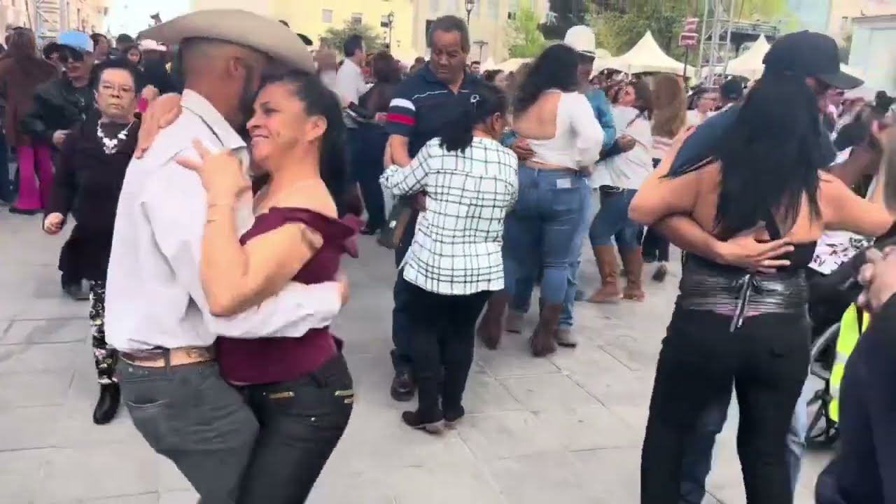 Bailando 🕺🎵💃soy feliz en Chihuahua❤️ @musicalmilagroofficial 🎹👸🎵🎤