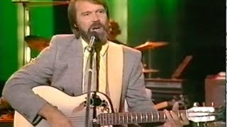 Video thumbnail of "Glen Campbell Sings "Rhinestone Cowboy" & Talks Guitar"