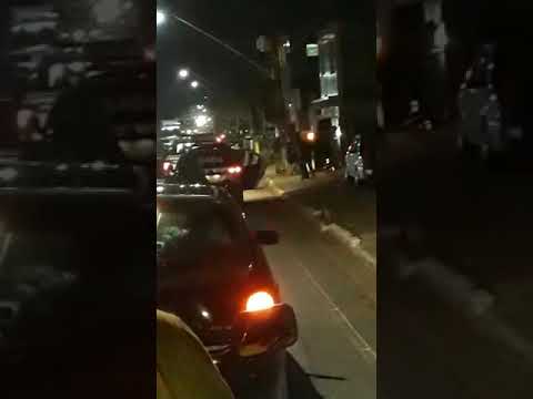 Criminosos capotam em carro roubado durante fuga