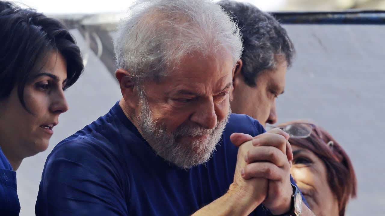 Lula sale del sindicato para asistir a misa por su esposa