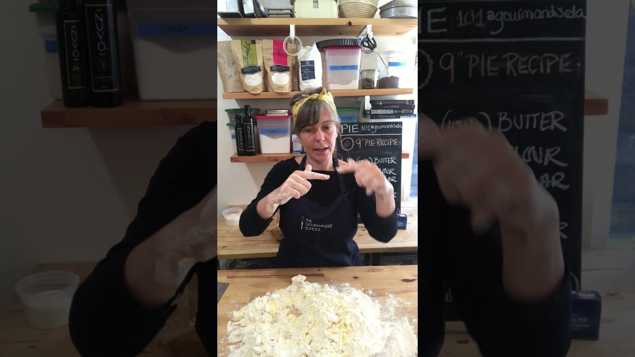 HOW TO MAKE PIE CRUST