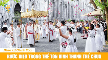 Rước kiệu trọng thể tôn vinh Thánh Thể Chúa tại nhà thờ Chính Tòa Hà Nội