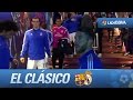 Jugadores de FC Barcelona y Real Madrid saludándose en el túnel
