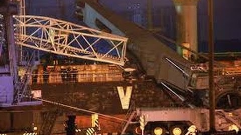 TP.HCM: Cần cẩu gãy đôi đè nhiều công nhân thương vong