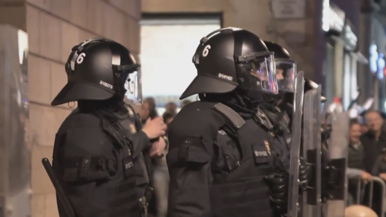 Полицейские бессильны перед разъяренными фермерами. Митингующие захватили Барселону