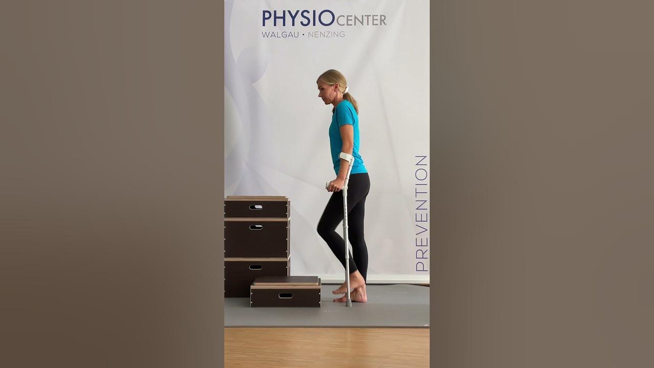 Treppe hinaufsteigen mit Krücken - YouTube