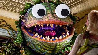 Hollywood quiso hacer una película en DOS DÍAS (…y llamó al único que podía lograrlo)
¿Se puede filmar una película en dos días? La tiendita del horror logró eso y mucho más: dio pie a un fenómeno de culto, un musical y otra película también de culto. Pero antes de las alegrías, esta mezcla de terror y comedia desafió el talento de un cineasta, tuvo un estreno desastroso y fue incomprendida por Hollywood. Por eso les pido a todos los fanáticos del cine independiente que dejen su like y se suscriban, porque hoy nos vamos a adentrar en lo difícil e intenso que es hacer cine con muy poco dinero, en un decorado a punto de demolerse y durante apenas 48 horas.
Consigue mi curso de guion y ahorra un 20% usando el código ZEPFILMSYT al finalizar tu compra https://shop.zepfilms.com/s/88ffb6ytvd_zo2wHCcrva4
00:00 - Introducción
00:40 - El rey del bajo presupuesto
01:44 - Decorado de regalo
02:59 - Una idea prometedora
05:19 - Preparativos
07:58 - Cronograma ajustado
10:35 - Estreno y ¿éxito?
13:36 - Germina un culto
15:18 - Tiendita musical
16:43 - Película de 1986
18:49 - Crecimiento constante
¡Síguenos en nuestras redes sociales!
• Instagram: https://instagram.com/zepfilms
• Facebook: https://facebook.com/zepfilms
• TikTok: https://tiktok.com/@zepfilms
ZEPFILMS © 2025 | Creado por Nicolás Amelio-Ortiz
https://zepfilms.com
The Little Shop of Horrors —conocida en español como La pequeña tienda de los horrores, La tiendita del horror, La tienda de los horrores o La tiendita de los horrores — es una película estadounidense de 1960 dirigida por Roger Corman. Se trata de una de las películas de serie B más famosas de la historia. Ganó notoriedad al convertirse en una de las películas que se rodaron con mayor rapidez. Hollywood quiso hacer una película en DOS DÍAS (…y llamó al único que podía lograrlo)