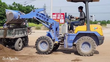 Máy xúc gầu to múc cát lên công nông ba bánh