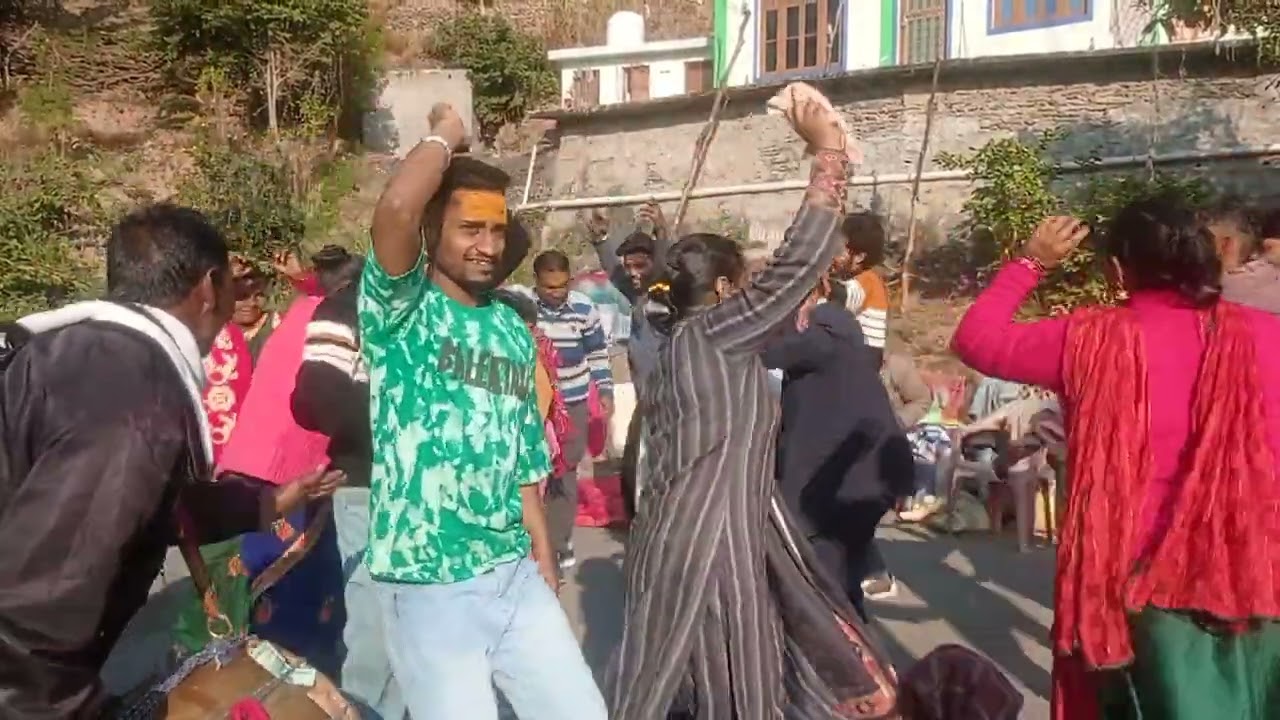 कीर्ति नगरी( गांव) रामपुर निरंकार देवता 🙏 पूजाई मंडाण श्री देशराज  (दासी) पिता / सौरब कुमार पुत्र 