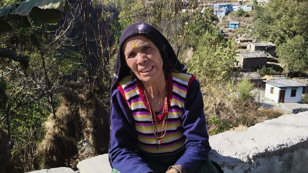 पैरी लगाती हुई श्रीमती भागा देवी   मां नन्दा राजेश्वरी गांव कांसुवा चांदपुर गढ़ी 