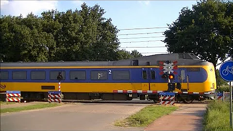 Spoorwegovergang Berkel-Enschot // Dutch railroad crossing