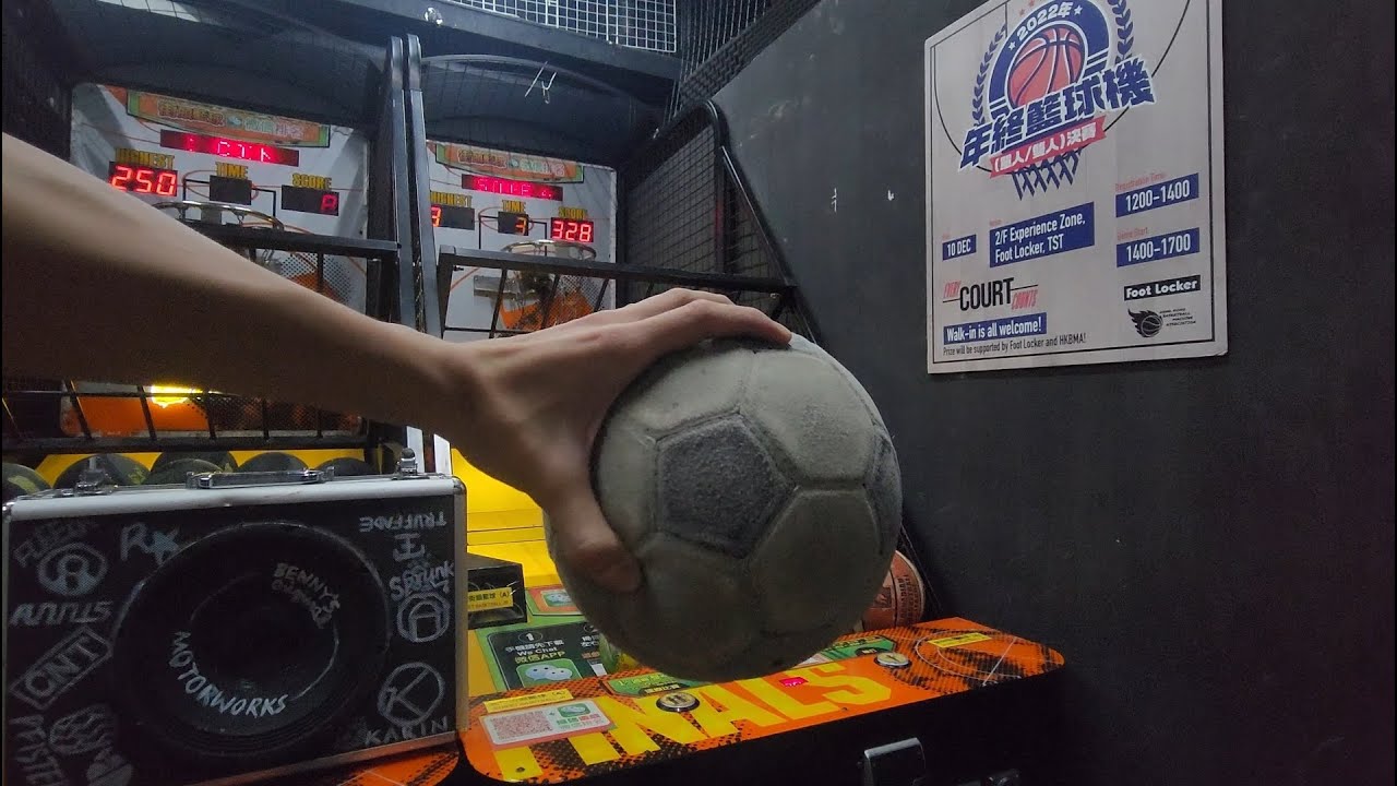 Street Basketball Prank: Adding 8 different kinds of balls in one game 挑戰一局用8種唔同嘅波 🤡