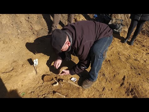 Video: Objevil Tajemné Starobylé Hroby - Alternativní Pohled