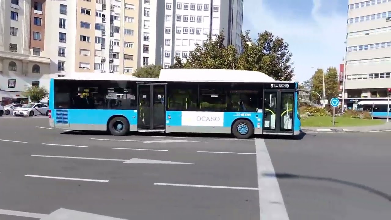 Autobuses por la glorieta de Cuatro Caminos (Madrid).